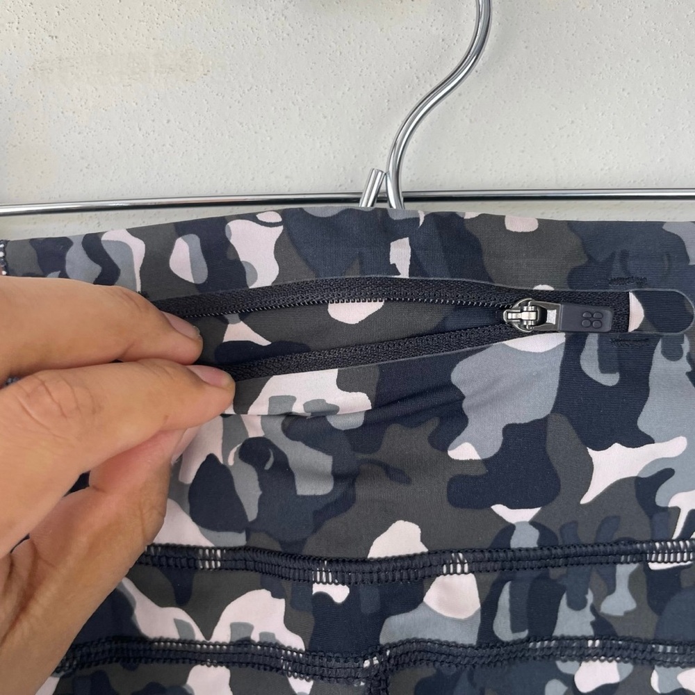 Sweaty Betty Zero Gravity Workout Legging in Green Elephant Camo‎ Print - Picture 11 of 12